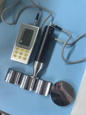 Macchina portatile per prove di durezza con sonda motorizzata HUH-5E