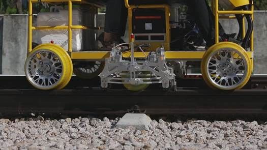 FD-GT60 Rilevatore di difetti ultrasonico a doppio binario 18 canali Veicolo per ispezione rotaie ferroviarie IP55 per rotaie da 43-75 kg/m