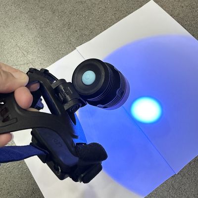 Lampada frontale UV a particelle magnetiche fluorescenti DG-3101S con lunghezza d'onda di picco di 365-370nm e 2 batterie al litio 18650