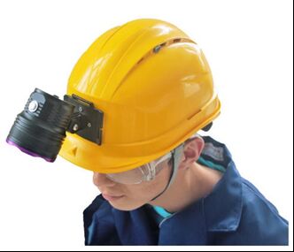 Lampada LED UV DG-90H montata su casco 365nm 8000uw/cm² per prove non distruttive a mani libere